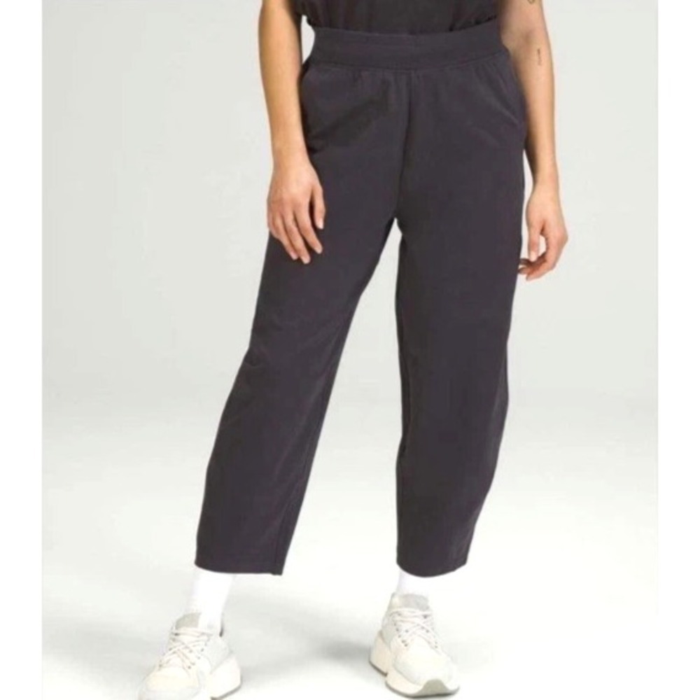 lululemon athletica Cropped Ankle Pants in Charcoal